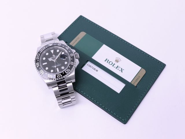 ロレックスの時計と緑のケースに入ったギャランティカード