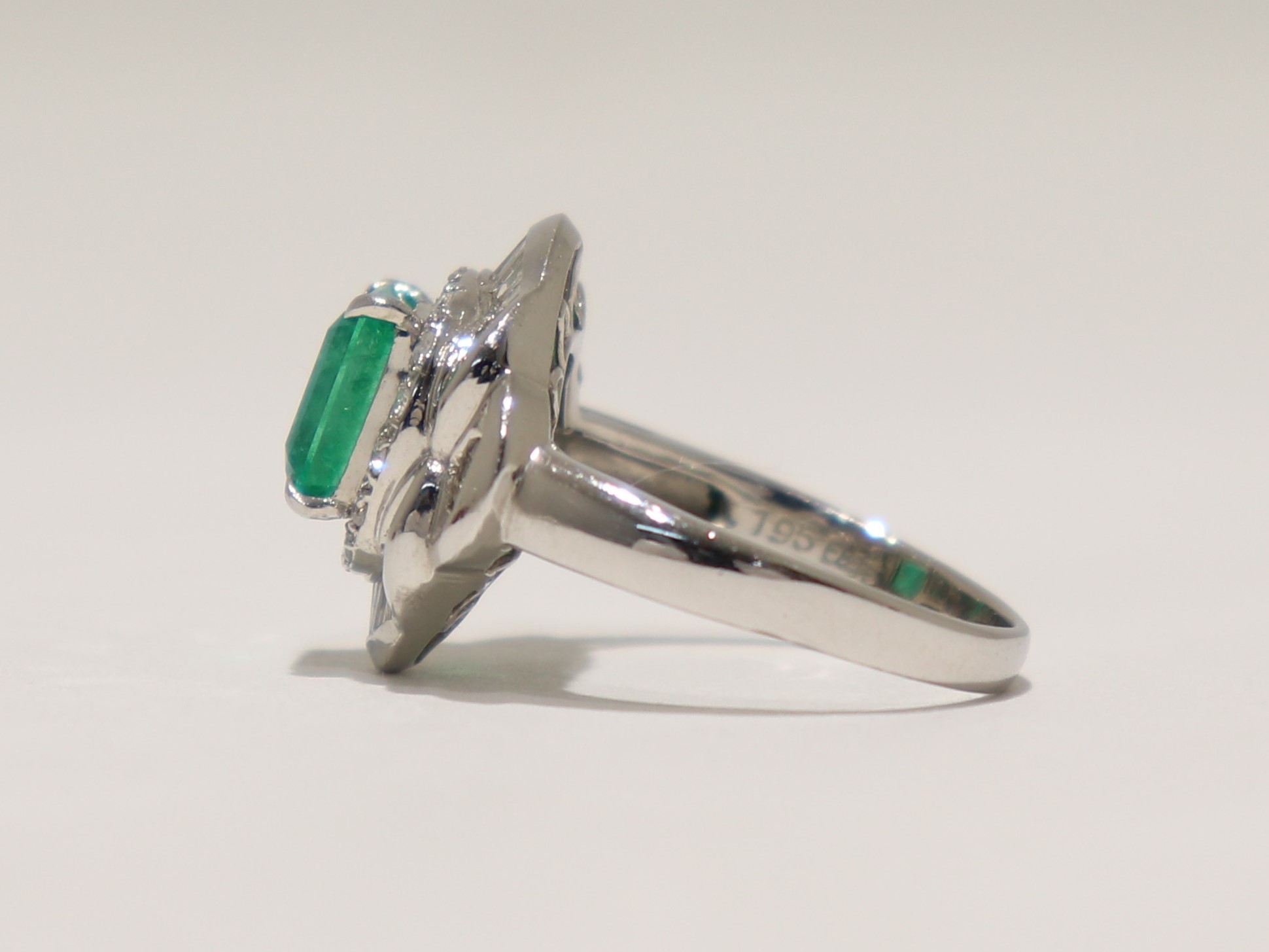 Pt900プラチナ エメラルド 指輪の最新高価買取実績ブログ！三重県津市 